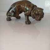 Bronze eines geduckten, brüllenden Tigers - photo 2