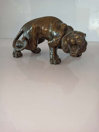 Bronze eines geduckten, brüllenden Tigers - photo 2