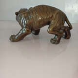 Bronze eines geduckten, brüllenden Tigers - фото 3