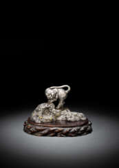 Feines Okimono eines Tigers auf einem Felsen aus Silber, Details in Gold und Shakudo, Holzstand