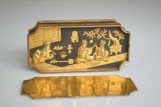 Partiell vergoldete '´Sawasa-Deckeldose mit reliefiertem Dekor von Paar geflügelten Drachen und floralem Rankwerk - фото 9