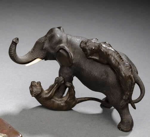 Kleine Bronzegruppe mit Darstellung eines Elefanten im Kampf mit zwei Tigern - фото 1
