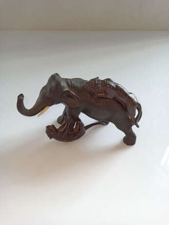 Kleine Bronzegruppe mit Darstellung eines Elefanten im Kampf mit zwei Tigern - фото 2