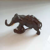 Kleine Bronzegruppe mit Darstellung eines Elefanten im Kampf mit zwei Tigern - Foto 2