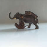 Kleine Bronzegruppe mit Darstellung eines Elefanten im Kampf mit zwei Tigern - Foto 3
