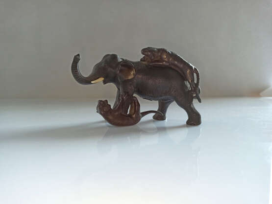 Kleine Bronzegruppe mit Darstellung eines Elefanten im Kampf mit zwei Tigern - photo 3