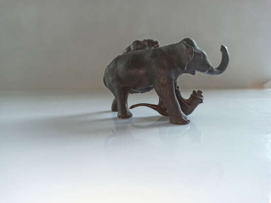 Kleine Bronzegruppe mit Darstellung eines Elefanten im Kampf mit zwei Tigern - Foto 4
