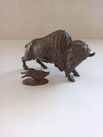 Zwei Okimono aus Bronze mit Darstellung eines Büffels und Wildschweins - фото 2