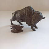 Zwei Okimono aus Bronze mit Darstellung eines Büffels und Wildschweins - Foto 2