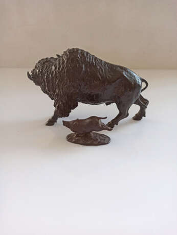 Zwei Okimono aus Bronze mit Darstellung eines Büffels und Wildschweins - Foto 3
