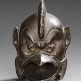 Gefäß in Form einer Tengu-Maske aus Bronze - photo 1
