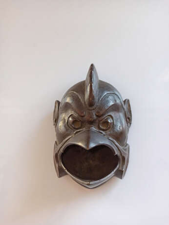 Gefäß in Form einer Tengu-Maske aus Bronze - photo 2