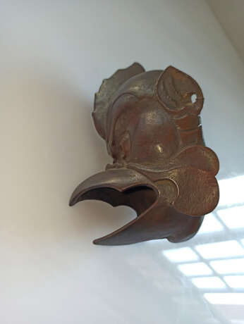 Gefäß in Form einer Tengu-Maske aus Bronze - photo 4