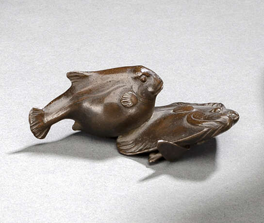 Kleine Bronze mit Darstellung eines Kugelfischs und einer Flunder - Foto 1