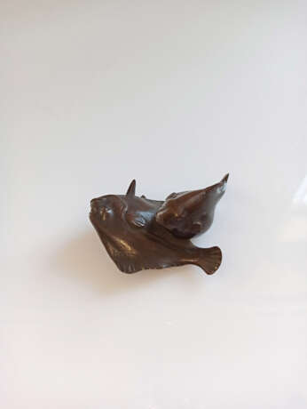 Kleine Bronze mit Darstellung eines Kugelfischs und einer Flunder - фото 3