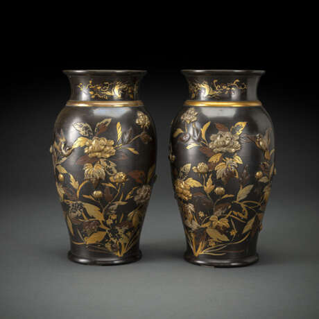 Paar Vasen aus Bronze mit Päonien und Blüten in prächtigem Iroe-Takazogan - photo 1