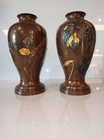 Paar feine Vasen aus Bronze mit reliefiertem Blütendekor teils mit Gold und Silber akzentuiert - фото 4