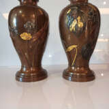 Paar feine Vasen aus Bronze mit reliefiertem Blütendekor teils mit Gold und Silber akzentuiert - Foto 4