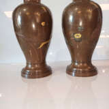 Paar feine Vasen aus Bronze mit reliefiertem Blütendekor teils mit Gold und Silber akzentuiert - Foto 5