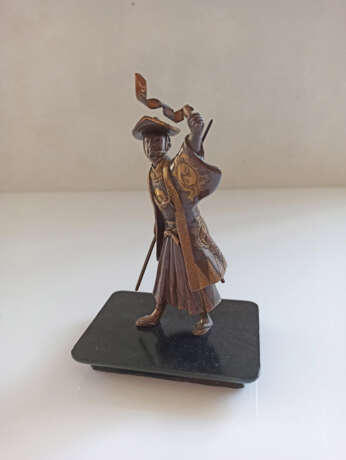Bronze eines Standartenträgers aus Buntmetalll im Stil von Miyao - фото 4