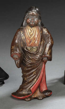 Figur der Okame aus Keramik mit Lackfassung und feiner floraler Goldlackmalerei - photo 1