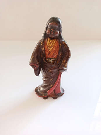 Figur der Okame aus Keramik mit Lackfassung und feiner floraler Goldlackmalerei - photo 2