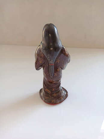 Figur der Okame aus Keramik mit Lackfassung und feiner floraler Goldlackmalerei - Foto 3