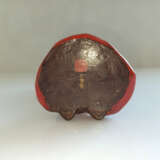 Figur der Okame aus Keramik mit Lackfassung und feiner floraler Goldlackmalerei - photo 4