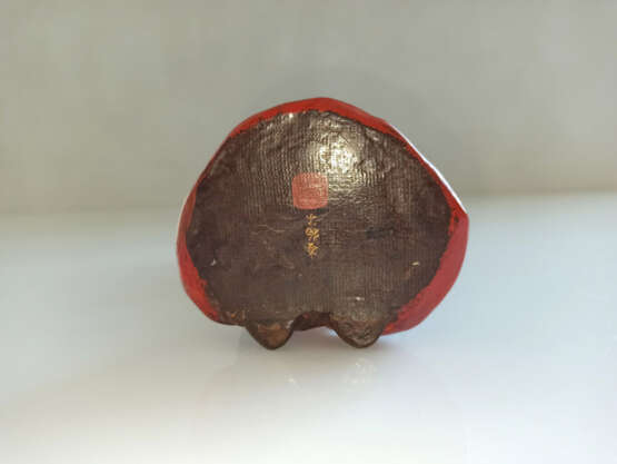 Figur der Okame aus Keramik mit Lackfassung und feiner floraler Goldlackmalerei - Foto 4