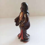 Figur der Okame aus Keramik mit Lackfassung und feiner floraler Goldlackmalerei - Foto 5