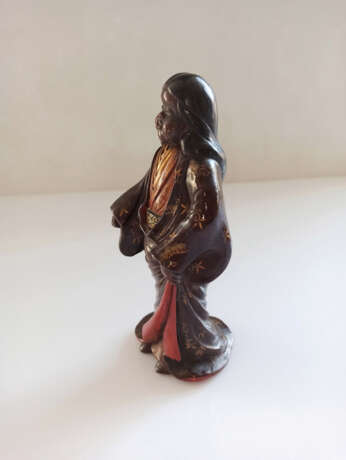 Figur der Okame aus Keramik mit Lackfassung und feiner floraler Goldlackmalerei - Foto 5