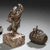 Bronze des stehenden Niô mit Ratte und Deckeldose aus Bronze in Form eines Strohballens - фото 1