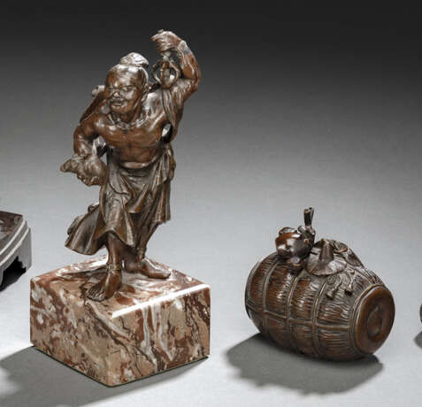 Bronze des stehenden Niô mit Ratte und Deckeldose aus Bronze in Form eines Strohballens - Foto 1