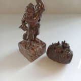 Bronze des stehenden Niô mit Ratte und Deckeldose aus Bronze in Form eines Strohballens - Foto 2