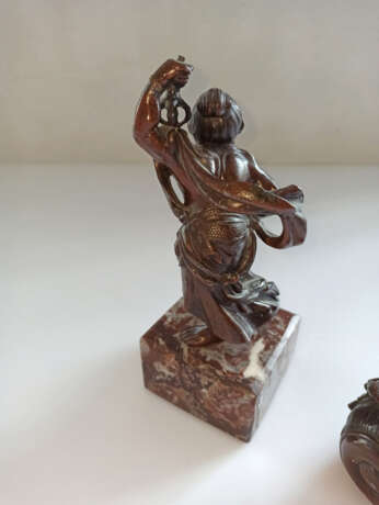Bronze des stehenden Niô mit Ratte und Deckeldose aus Bronze in Form eines Strohballens - photo 4