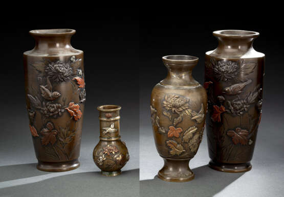 Paar Vasen und zwei kleine Vasen aus Bronze mit reliefiertem Dekor von 'chidori' zwischen Chrysanthemen - photo 1