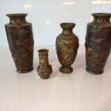 Paar Vasen und zwei kleine Vasen aus Bronze mit reliefiertem Dekor von 'chidori' zwischen Chrysanthemen - Foto 2