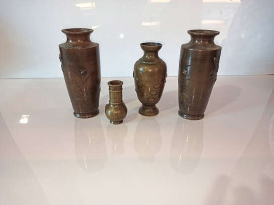Paar Vasen und zwei kleine Vasen aus Bronze mit reliefiertem Dekor von 'chidori' zwischen Chrysanthemen - photo 3