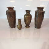 Paar Vasen und zwei kleine Vasen aus Bronze mit reliefiertem Dekor von 'chidori' zwischen Chrysanthemen - photo 3