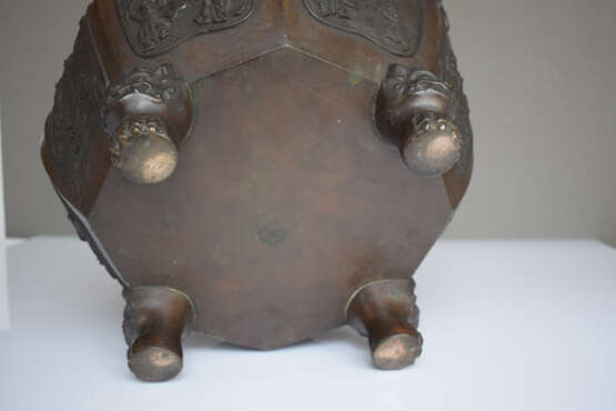 Oktogonaler Koro aus Bronze auf vier Standfüßen mit Shishi-Maskarons und umlaufendem, reliefiertem Dekor von Hotei und spielenden Kindern in Reserven - photo 6