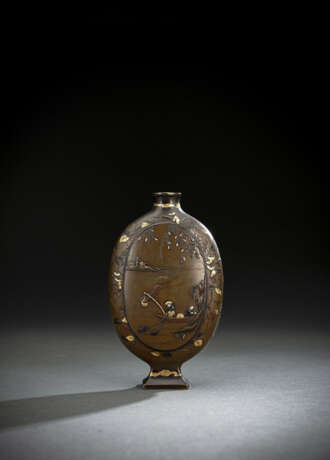 Kleine Vase in Form einer Pilgerflasche aus Buntmetall mit Dekor von Fischern bzw, Kranichen - Foto 1