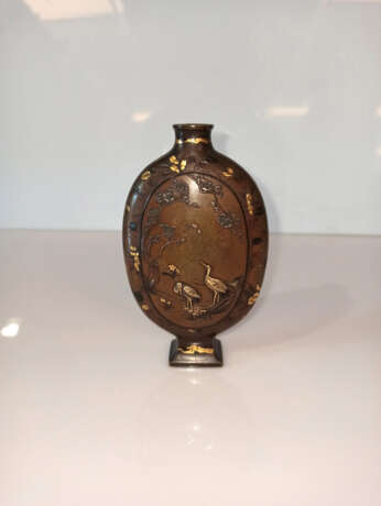 Kleine Vase in Form einer Pilgerflasche aus Buntmetall mit Dekor von Fischern bzw, Kranichen - Foto 2