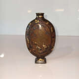 Kleine Vase in Form einer Pilgerflasche aus Buntmetall mit Dekor von Fischern bzw, Kranichen - Foto 2