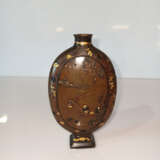 Kleine Vase in Form einer Pilgerflasche aus Buntmetall mit Dekor von Fischern bzw, Kranichen - photo 3