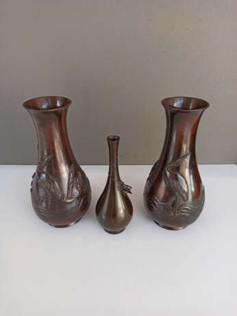 Enghalsvase aus Bronze mit Dekor einer Grille und Paar Vasen aus Bronze mit reliefiertem Dekor von Reihern - Foto 2