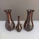 Enghalsvase aus Bronze mit Dekor einer Grille und Paar Vasen aus Bronze mit reliefiertem Dekor von Reihern - photo 2