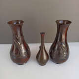 Enghalsvase aus Bronze mit Dekor einer Grille und Paar Vasen aus Bronze mit reliefiertem Dekor von Reihern - Foto 3