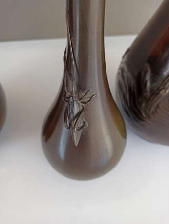 Enghalsvase aus Bronze mit Dekor einer Grille und Paar Vasen aus Bronze mit reliefiertem Dekor von Reihern - Foto 4