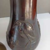 Enghalsvase aus Bronze mit Dekor einer Grille und Paar Vasen aus Bronze mit reliefiertem Dekor von Reihern - фото 6