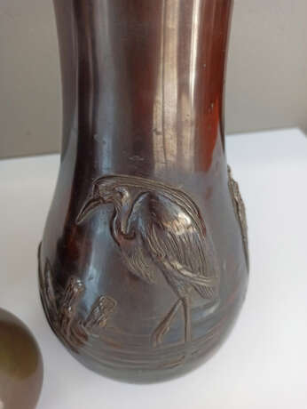 Enghalsvase aus Bronze mit Dekor einer Grille und Paar Vasen aus Bronze mit reliefiertem Dekor von Reihern - Foto 6